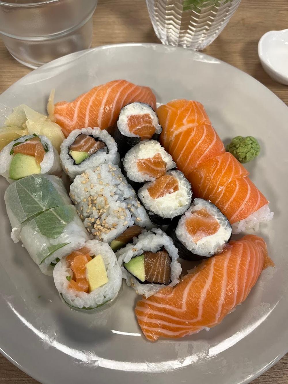 Assiette de nigiri saumon, makis et rouleaux de printemps