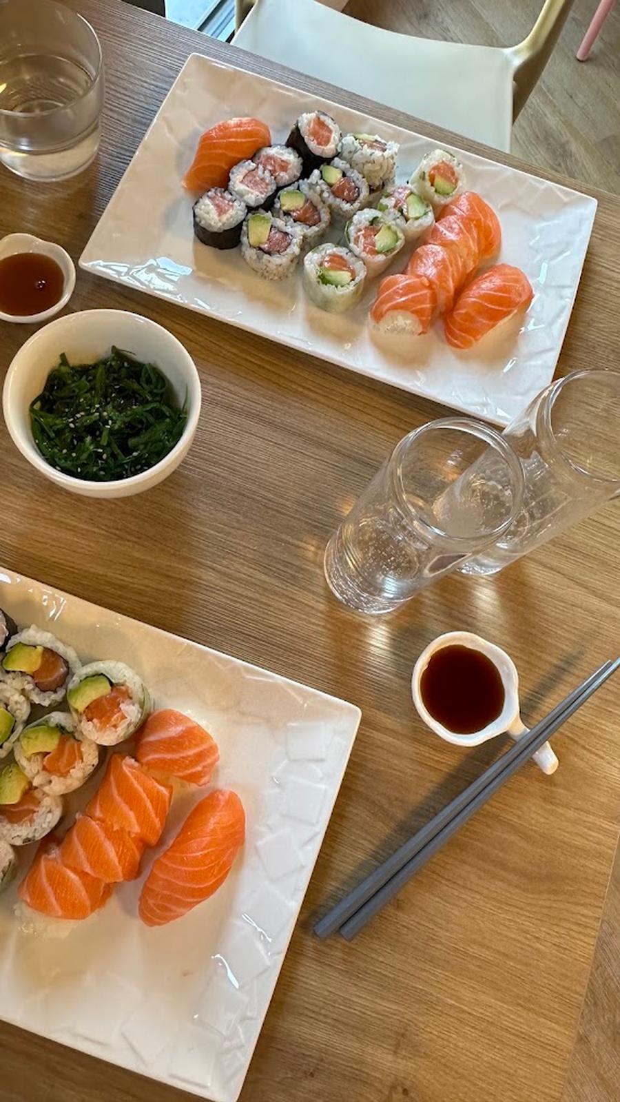 Deux plateaux, salade de wakamé et sauce soja sur une table du restaurant